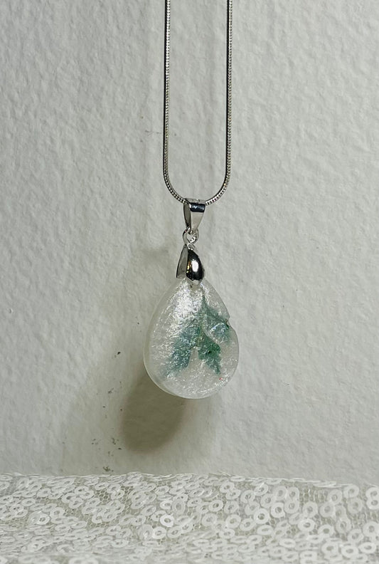 Pendant Necklaces: Pearl and Flower