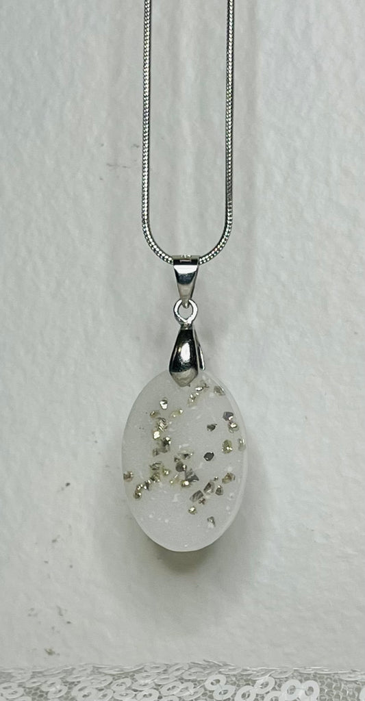 Pendant Necklace: White & Silver