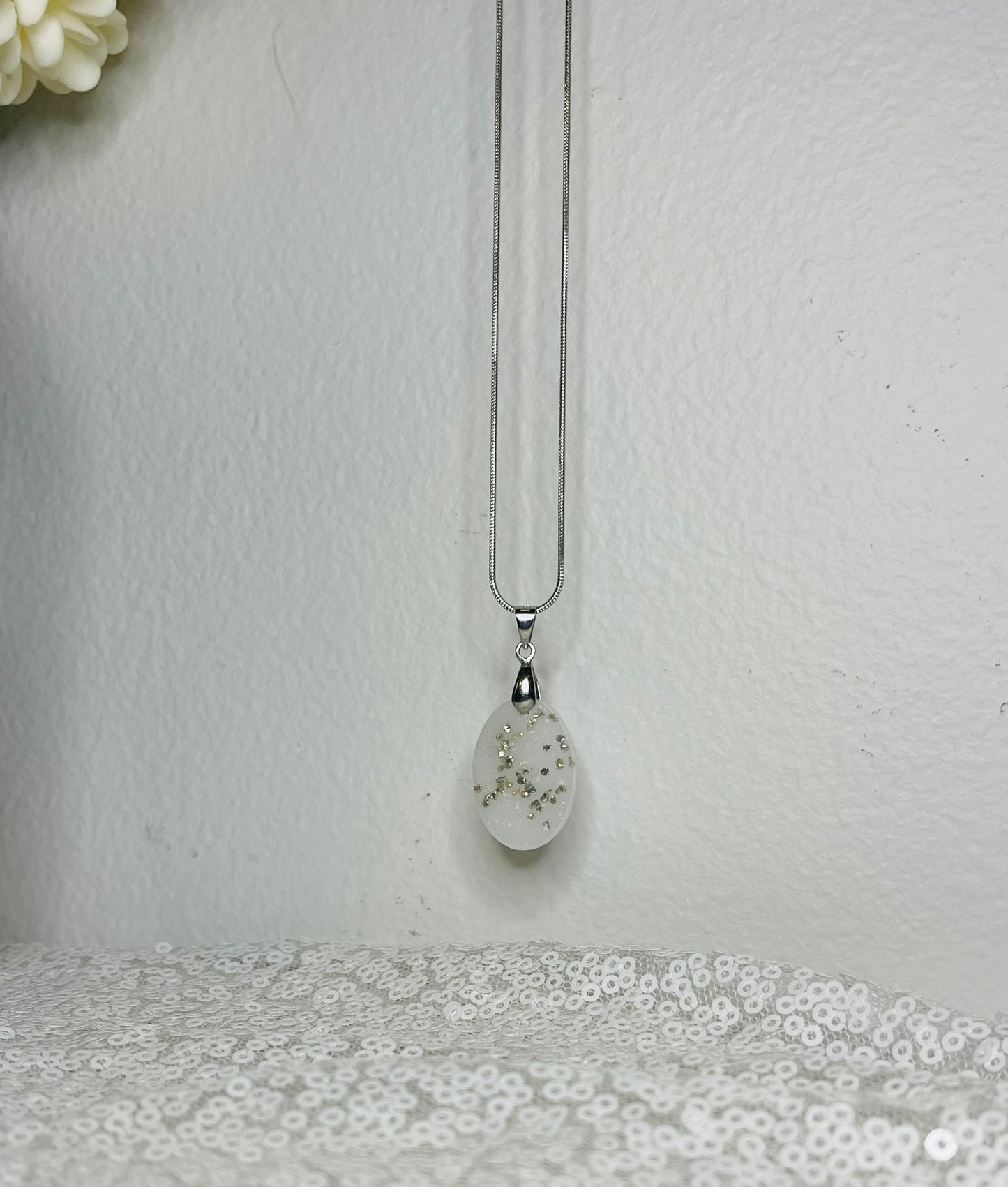 Pendant Necklace: White & Silver